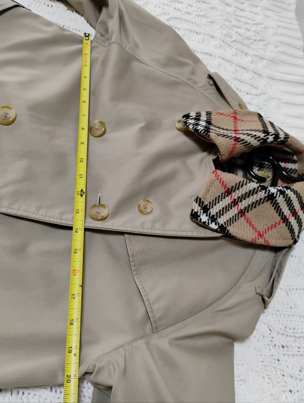 Vintage Burberry Classic Beige Trench Coat with Plaid Lining - Picture 12 of 15